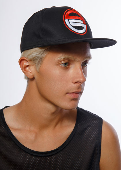 Кепка снэпбэк с логотипом HAT-001